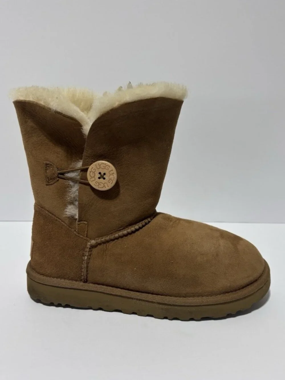UGG Women’s Bailey Button II Chestnut Boots, Size 8 M